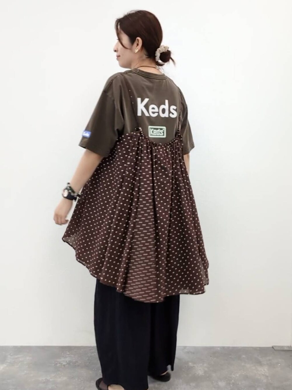 ブラウン系のTシャツ/カットソー、ブルー系のその他パンツ、ブラウン系のサンダルを着用したレディースの夏コーディネートの2枚目の写真