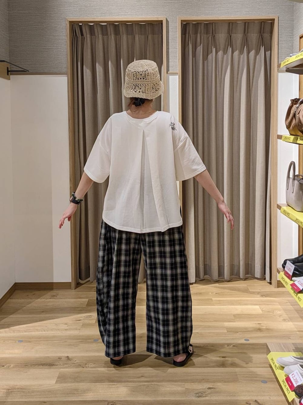 ブラック系のサンダル、ブラック系のその他パンツ、グリーン系のトートバッグを着用したレディースの春コーディネートの2枚目の写真