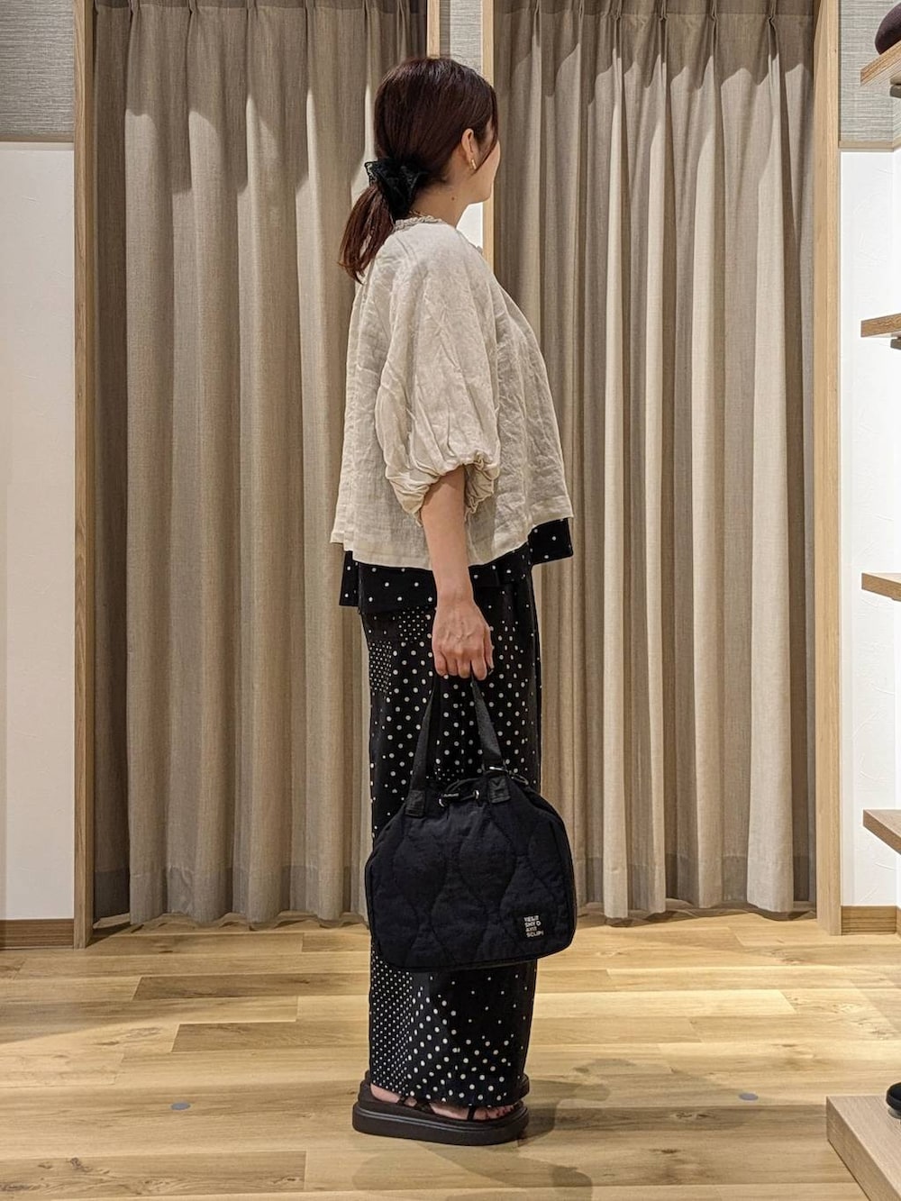 その他のTシャツ/カットソー、ブラウン系のサンダル、ベージュ系のブルゾンを着用したレディースの夏コーディネートの2枚目の写真