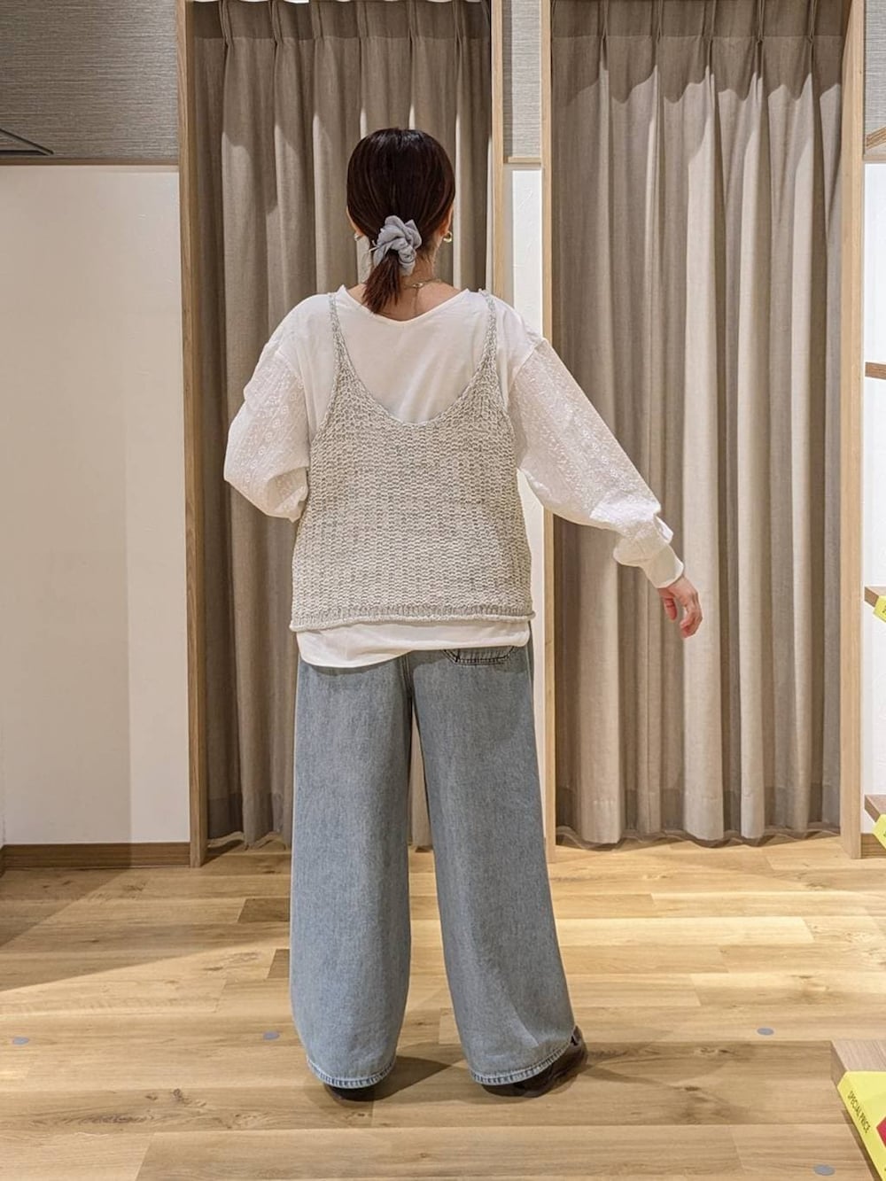 ブルー系のデニムパンツ、ブラウン系のローファー、ベージュ系のトートバッグを着用したレディースの春コーディネートの2枚目の写真