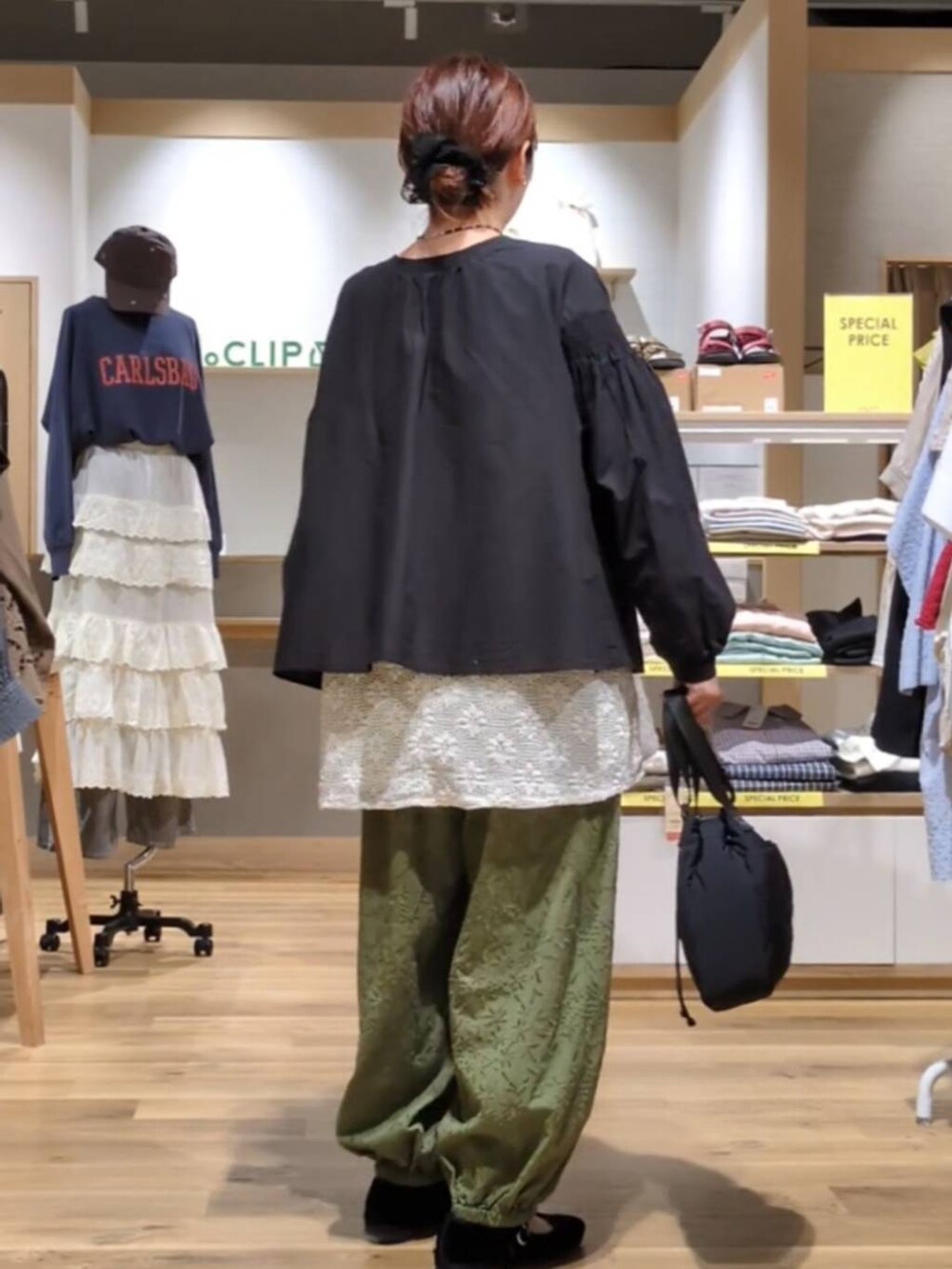 グリーン系のその他パンツ、ブラック系のシャツ/ブラウス、ブラック系のその他シューズを着用したレディースの秋コーディネートの3枚目の写真