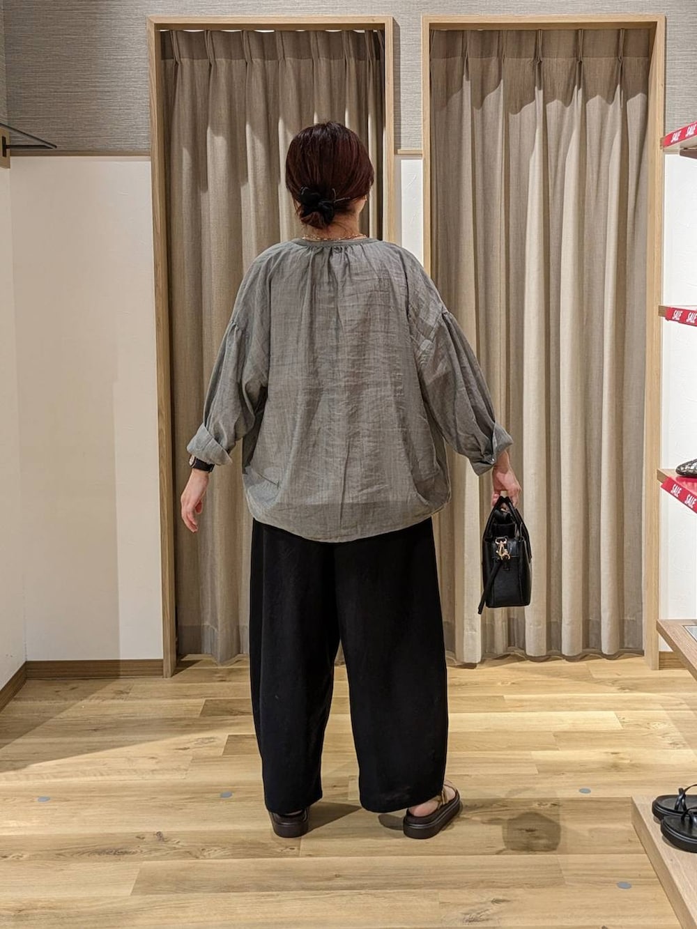 ベージュ系のサンダル、ブラック系のその他パンツ、グレー系のシャツ/ブラウスを着用したレディースの夏コーディネートの2枚目の写真