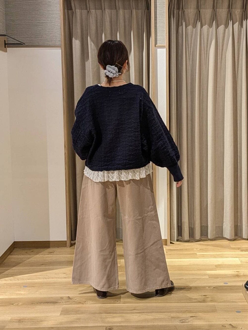 ベージュ系のデニムパンツ、ブラウン系のトートバッグ、ブラウン系のローファーを着用したレディースの冬コーディネートの2枚目の写真