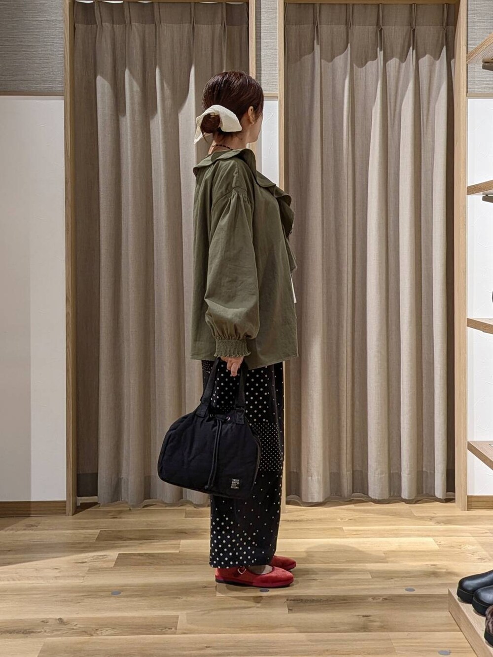 グリーン系のシャツ/ブラウス、レッド系のその他シューズ、ホワイト系のTシャツ/カットソーを着用したレディースの秋コーディネートの2枚目の写真