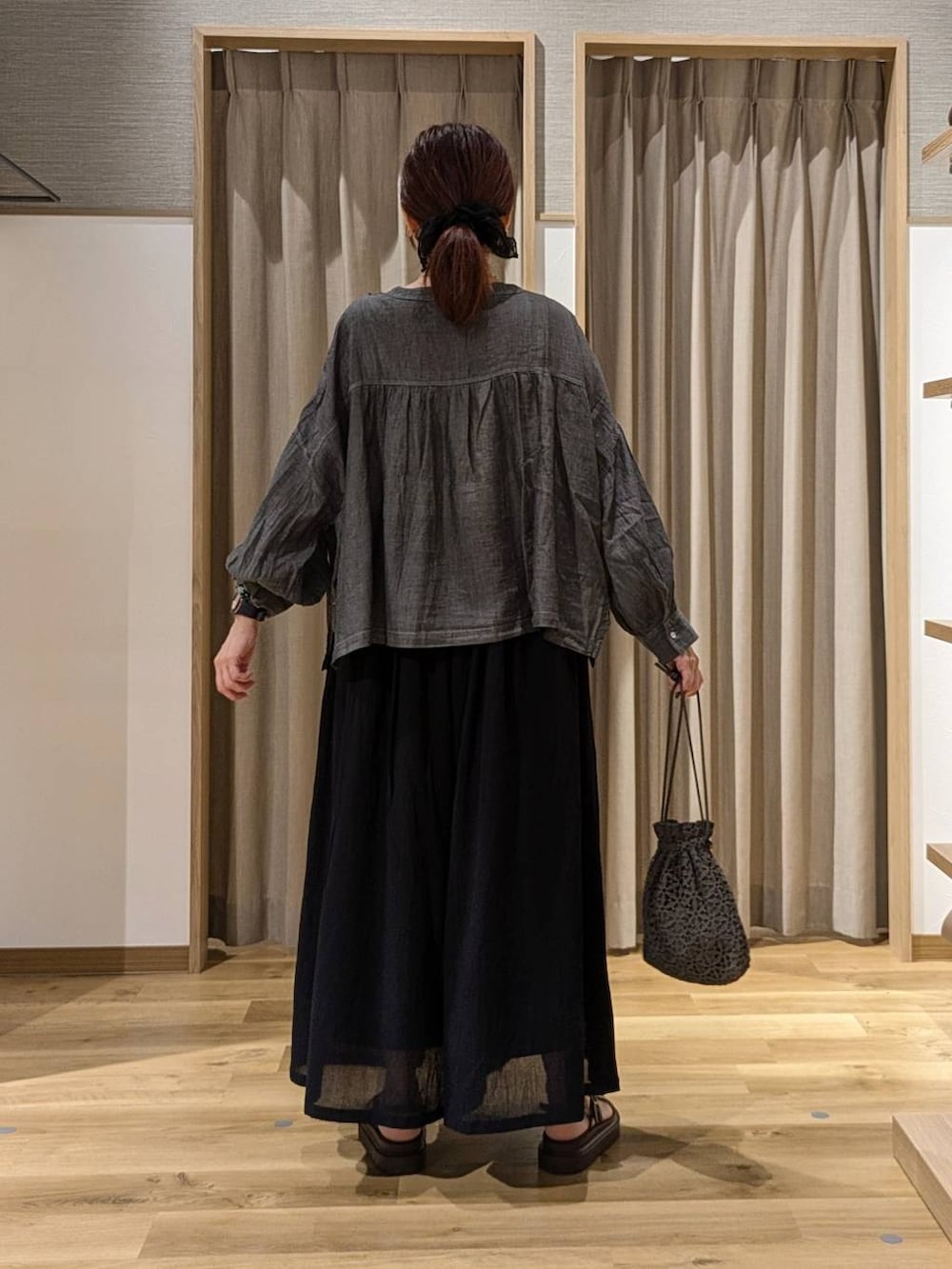 ブラック系のその他パンツ、ブラウン系のサンダル、ブラック系のシャツ/ブラウスを着用したレディースの夏コーディネートの3枚目の写真