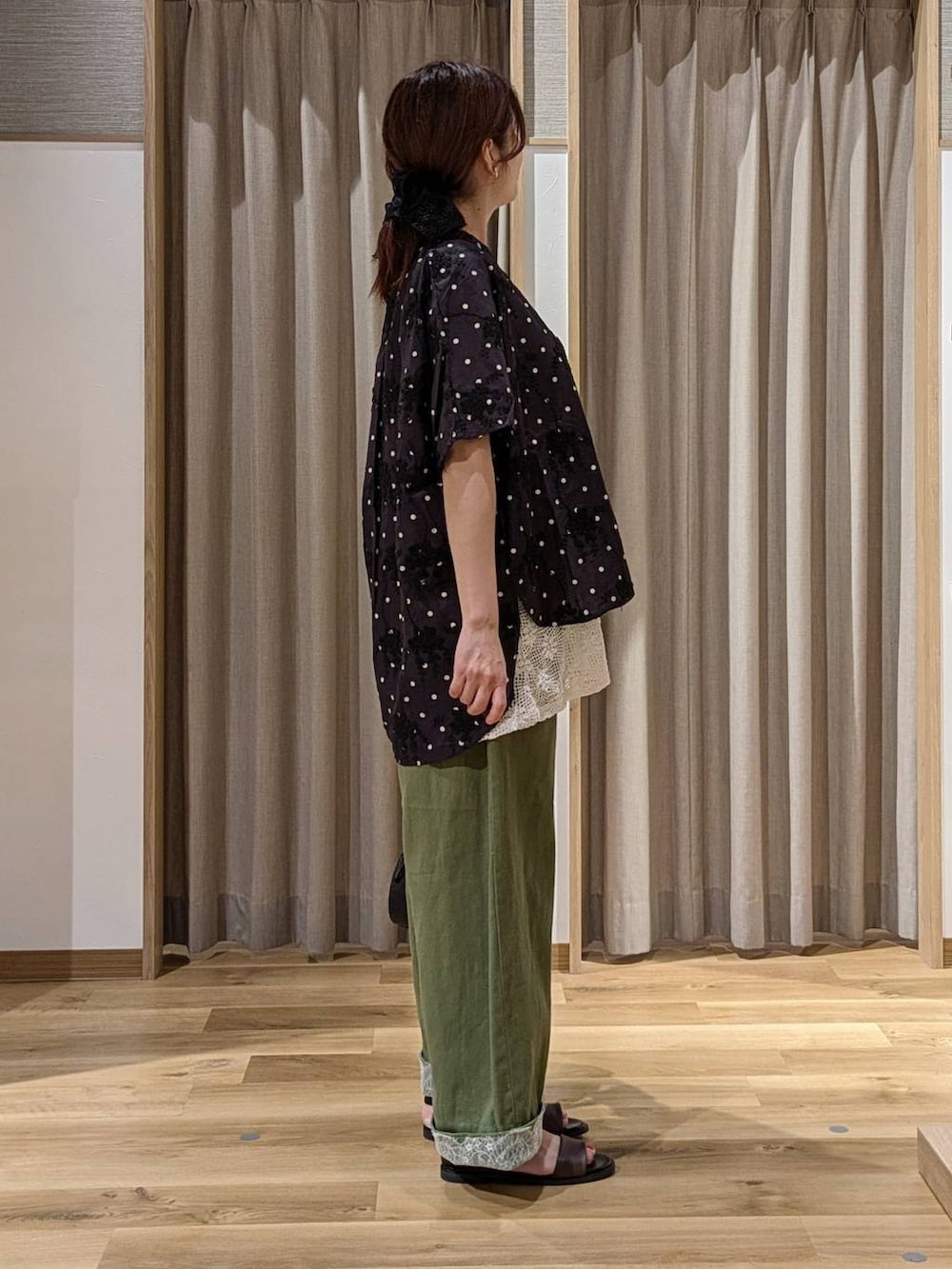 ブラック系のショルダーバッグ、グリーン系のデニムパンツ、その他のシャツ/ブラウスを着用したレディースの夏コーディネートの2枚目の写真