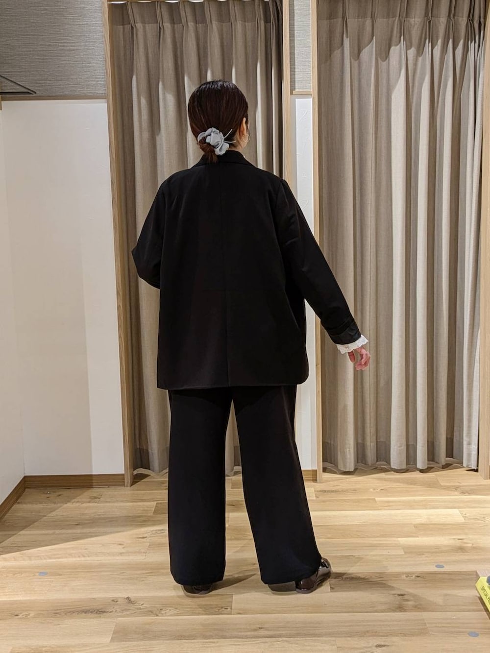 ブラック系のテーラードジャケット、ブラック系のスラックス、ホワイト系のシャツ/ブラウスを着用したレディースの冬コーディネートの2枚目の写真