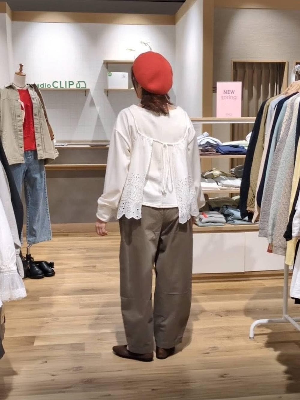 グリーン系のその他パンツ、ブラウン系のパンプス、ホワイト系のTシャツ/カットソーを着用したレディースの春コーディネートの2枚目の写真