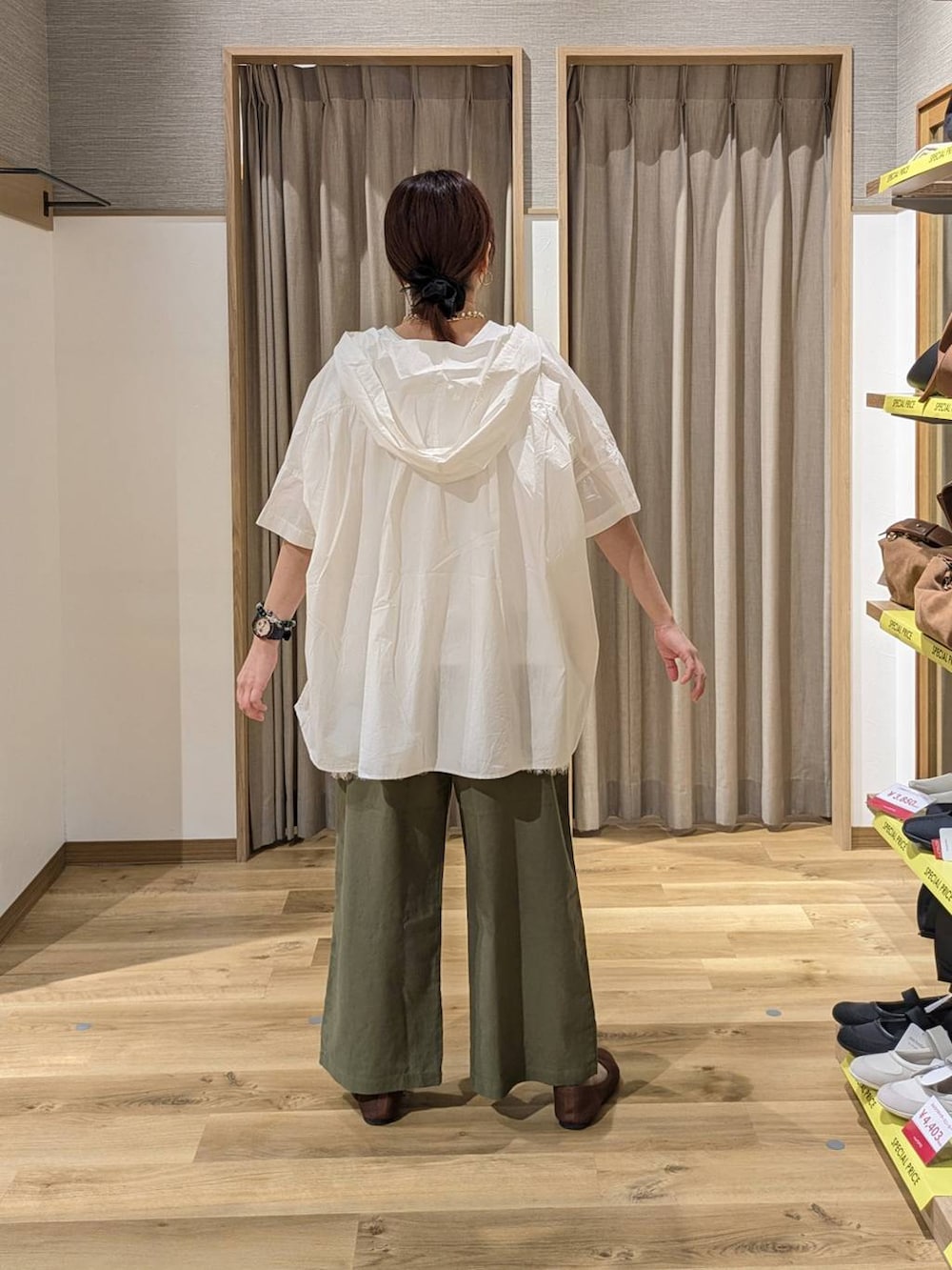 ブラウン系のパンプス、グリーン系のその他パンツ、ホワイト系のTシャツ/カットソーを着用したレディースの春コーディネートの2枚目の写真