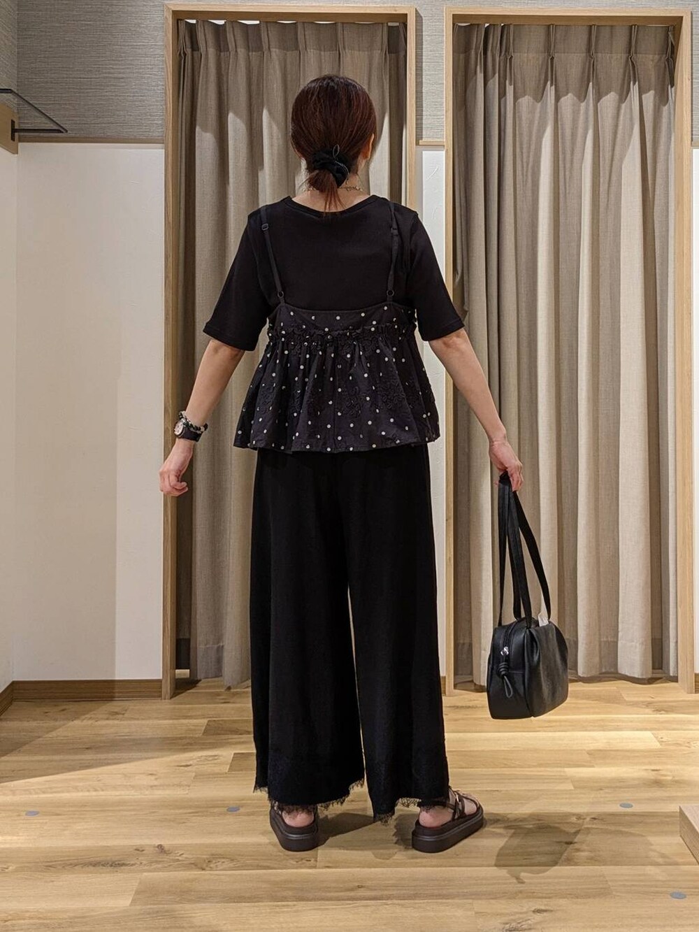 ブラック系のその他パンツ、ブラック系のショルダーバッグ、ブラック系のTシャツ/カットソーを着用したレディースの夏コーディネートの3枚目の写真