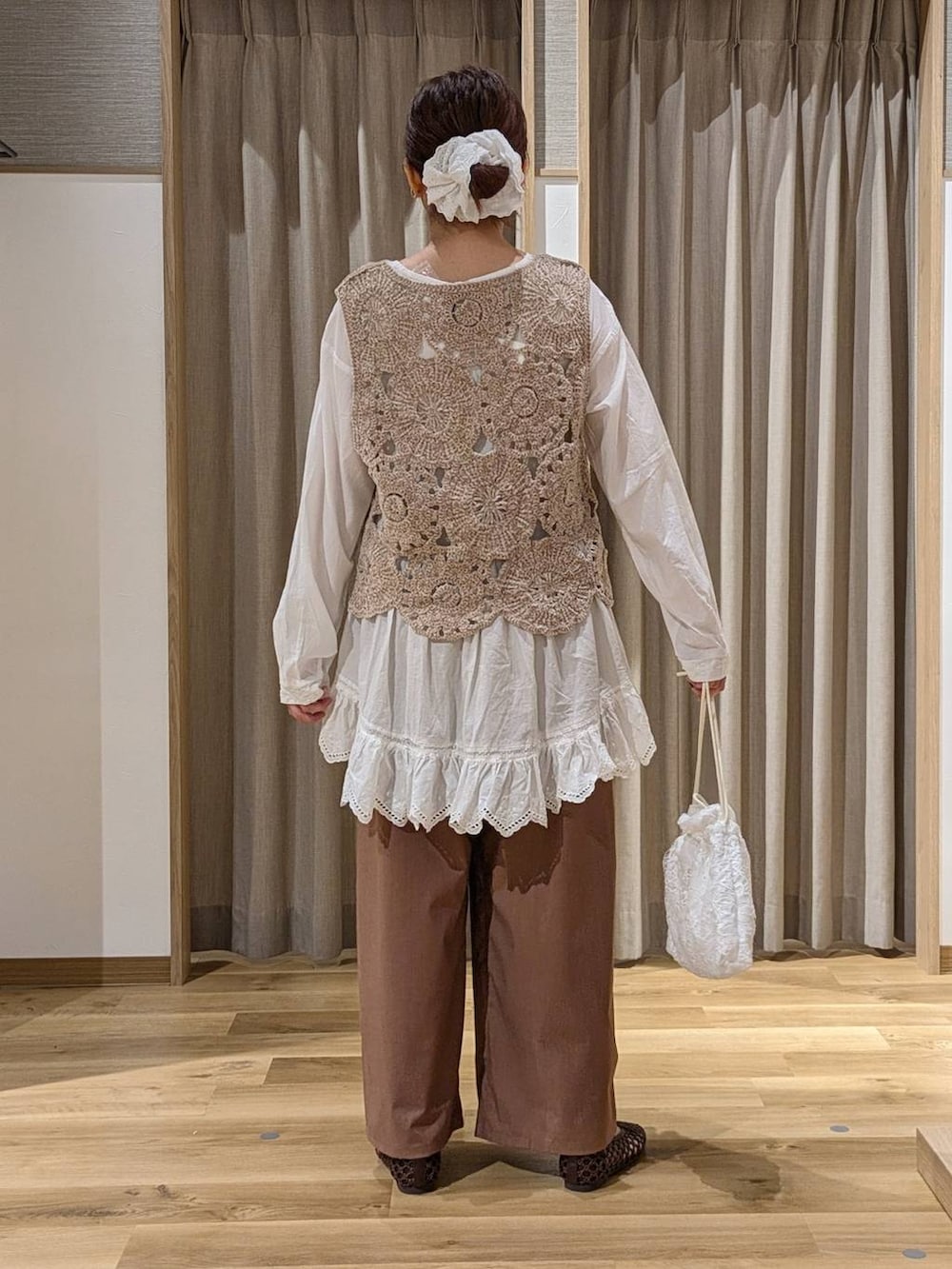 ホワイト系のチュニック、ベージュ系のニット/セーター、ブラウン系のその他パンツを着用したレディースの秋コーディネートの3枚目の写真