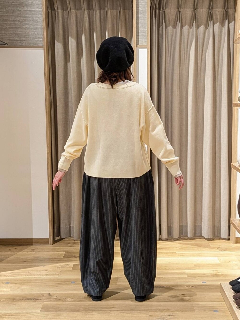 ホワイト系のニット/セーター、ブラック系のショルダーバッグ、その他のその他パンツを着用したレディースの冬コーディネートの2枚目の写真