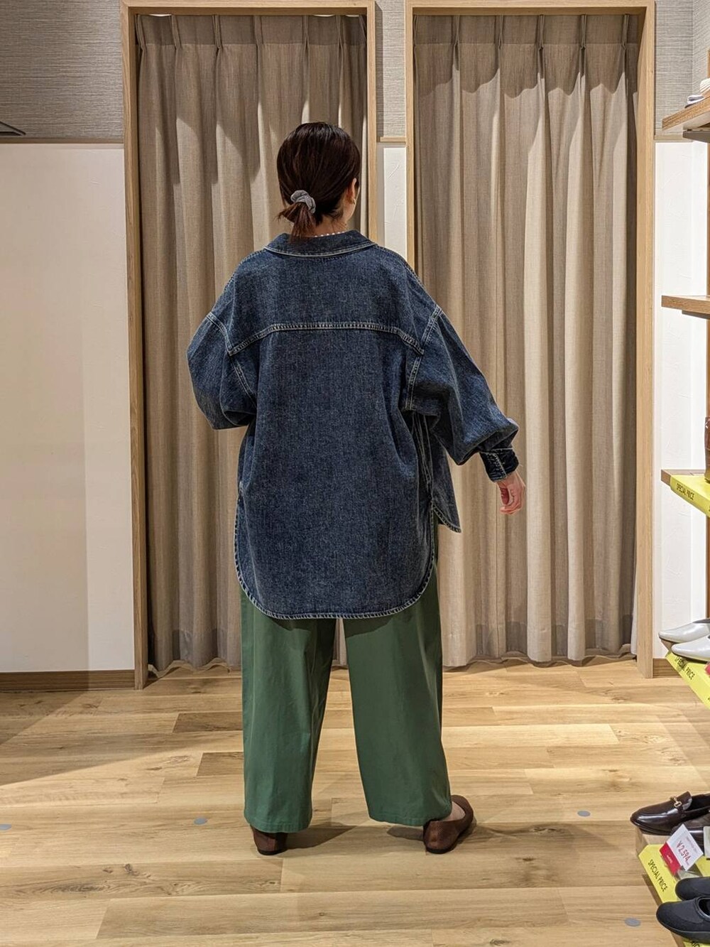 ブルー系のシャツ/ブラウス、ブラウン系のパンプス、その他のTシャツ/カットソーを着用したレディースの春コーディネートの2枚目の写真