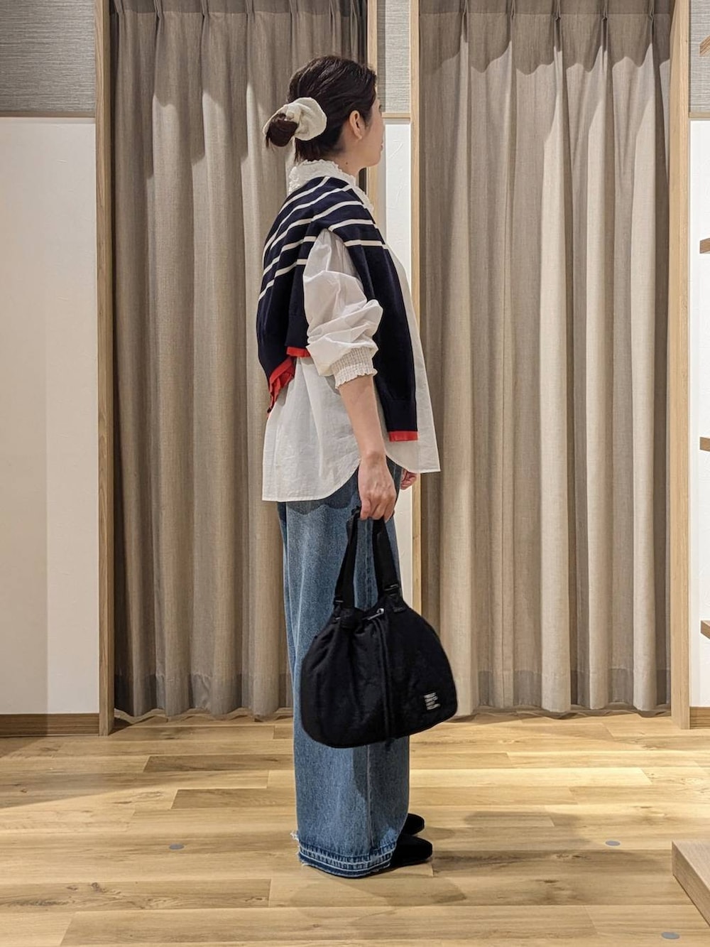 レッド系のその他シューズ、ブルー系のカーディガン/ボレロ、ブルー系のデニムパンツを着用したレディースの秋コーディネートの2枚目の写真