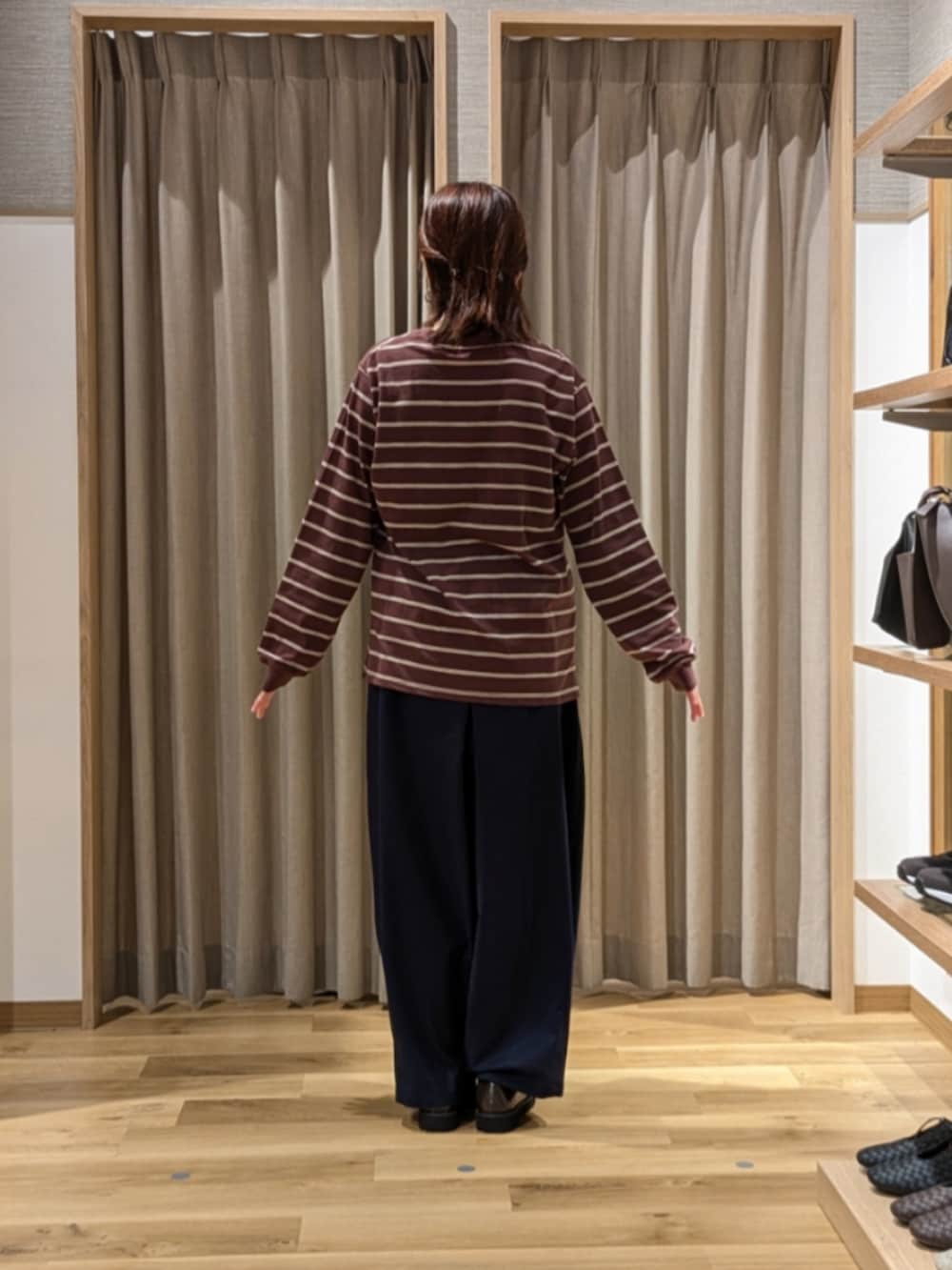 ブラウン系のTシャツ/カットソー、ブラウン系のローファー、ブルー系のその他パンツを着用したレディースの秋コーディネートの3枚目の写真