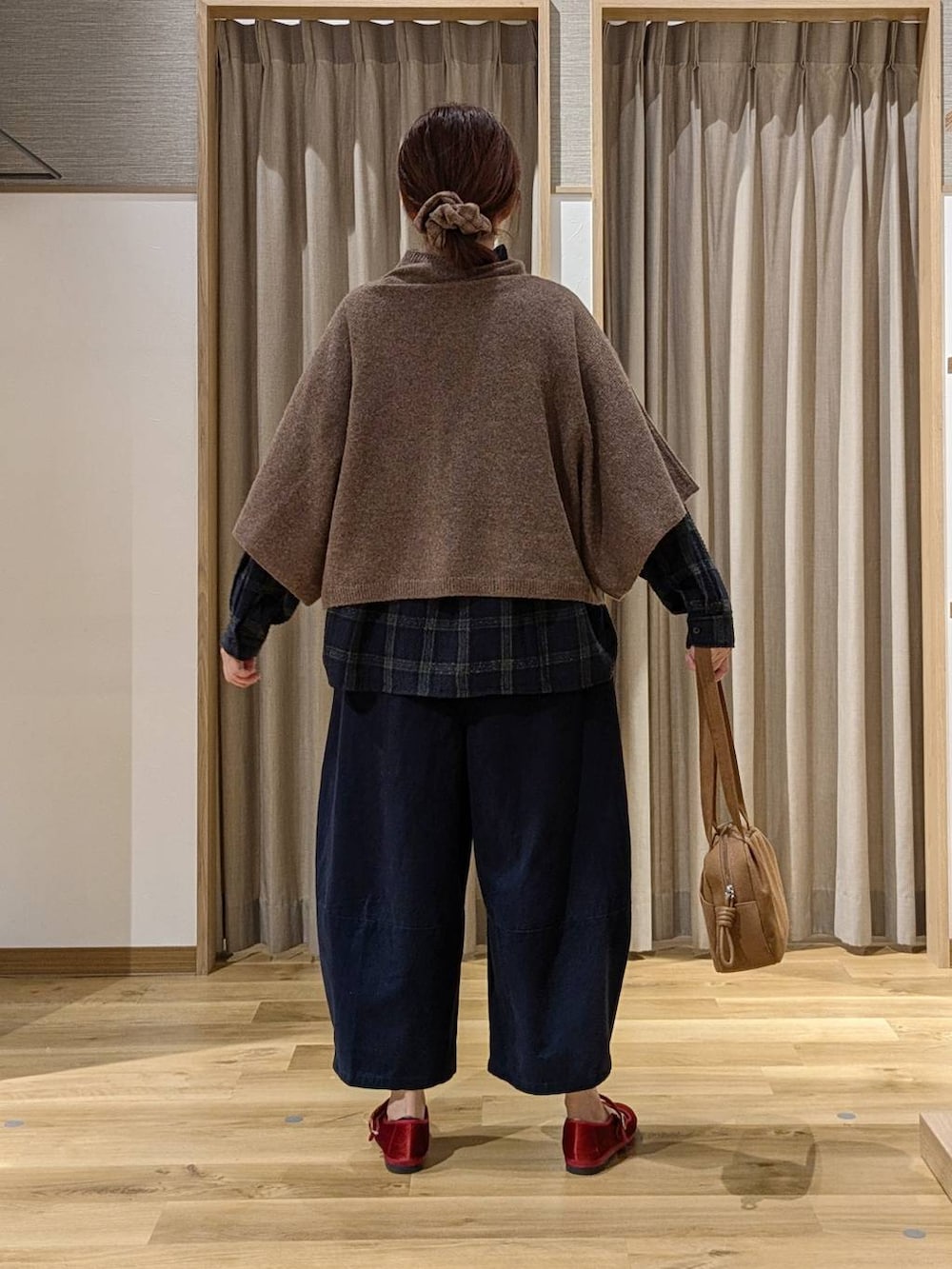ブラウン系のショルダーバッグ、レッド系のその他シューズ、グリーン系のシャツ/ブラウスを着用したレディースの秋コーディネートの3枚目の写真