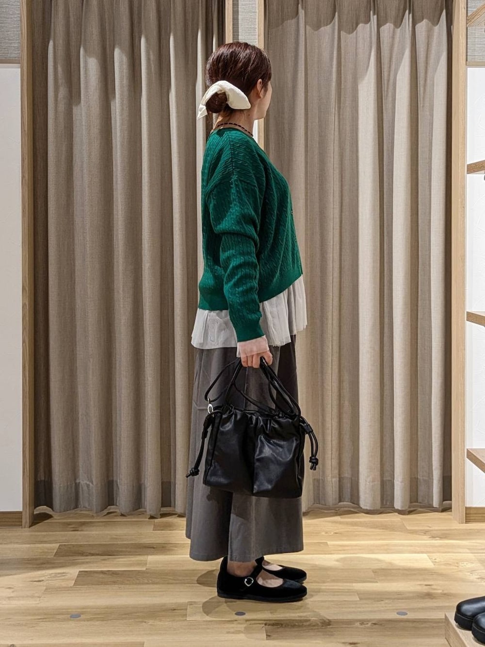 グレー系のチノパンツ、ブラック系のその他シューズ、その他のTシャツ/カットソーを着用したレディースの秋コーディネートの2枚目の写真