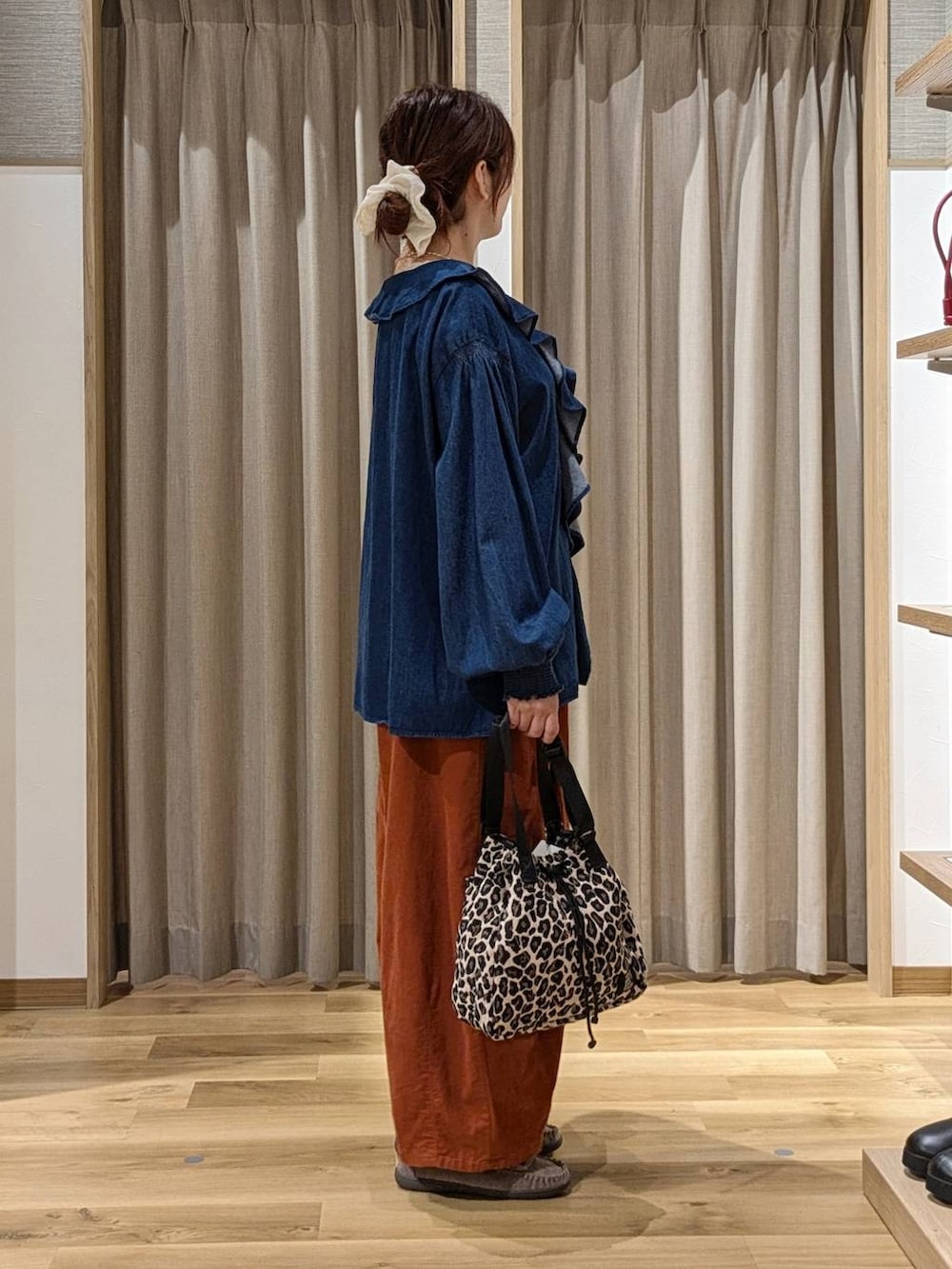 ブルー系のシャツ/ブラウス、オレンジ系のその他パンツ、ホワイト系のTシャツ/カットソーを着用したレディースの秋コーディネートの2枚目の写真