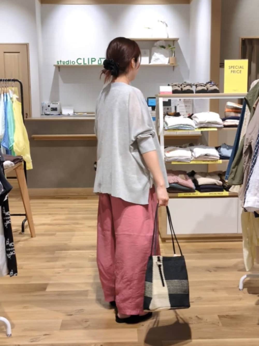 グレー系のカーディガン/ボレロ、ブラック系のトートバッグ、ブラック系のサンダルを着用したレディースの夏コーディネートの2枚目の写真