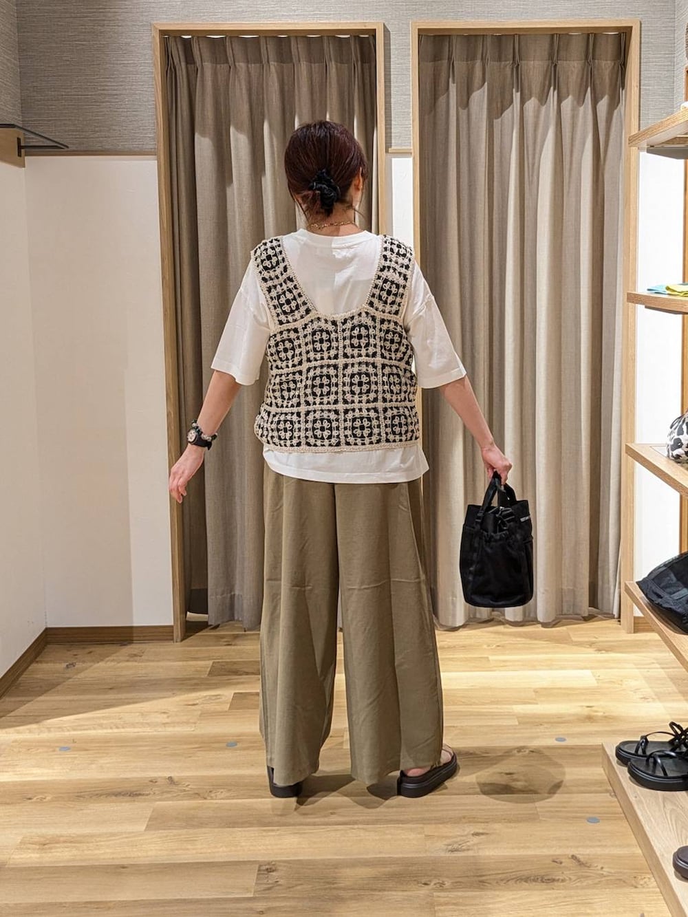 その他のベスト、ベージュ系のサンダル、ベージュ系のその他パンツを着用したレディースの夏コーディネートの2枚目の写真