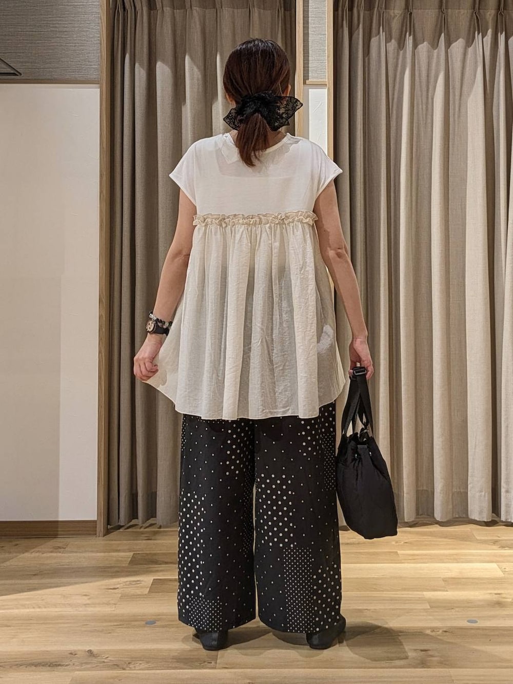 ブラック系のその他パンツ、ホワイト系のTシャツ/カットソー、ブラック系のショルダーバッグを着用したレディースの夏コーディネートの3枚目の写真