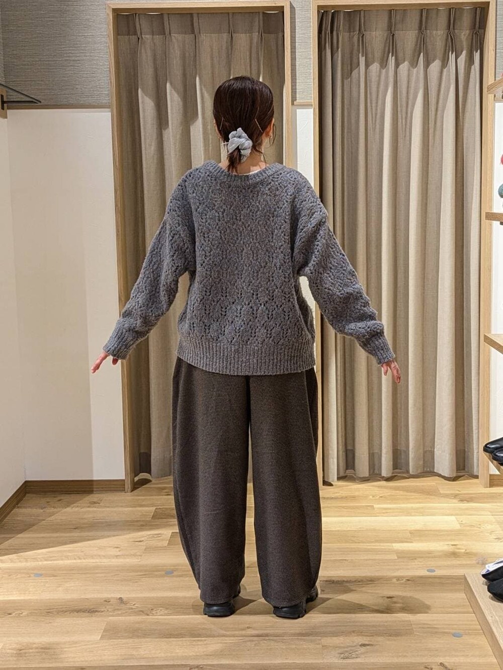 ホワイト系のTシャツ/カットソー、ブラック系のブーツ、その他のその他パンツを着用したレディースの冬コーディネートの2枚目の写真