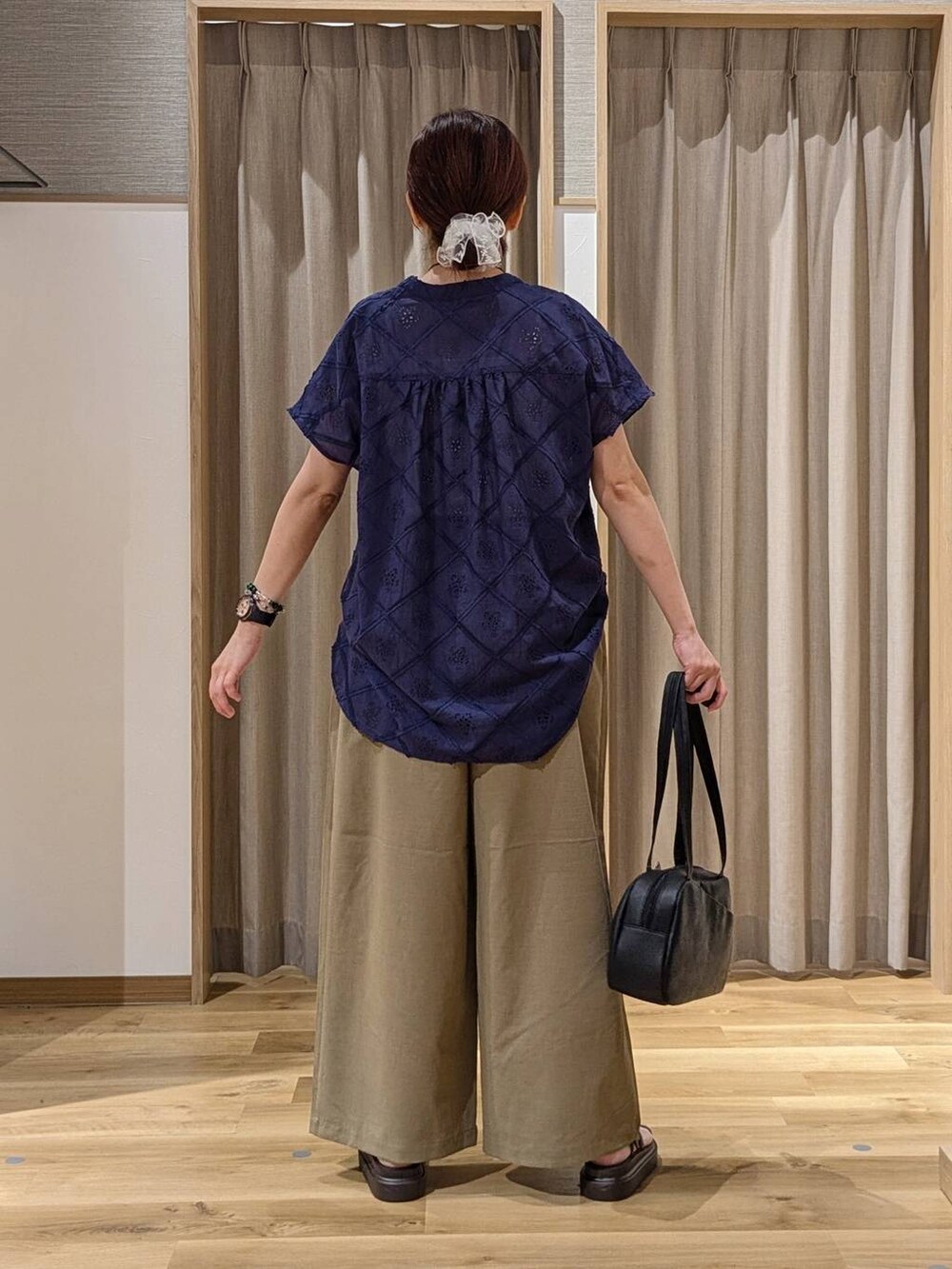 ブラック系のショルダーバッグ、ブラウン系のサンダル、ベージュ系のその他パンツを着用したレディースの夏コーディネートの4枚目の写真