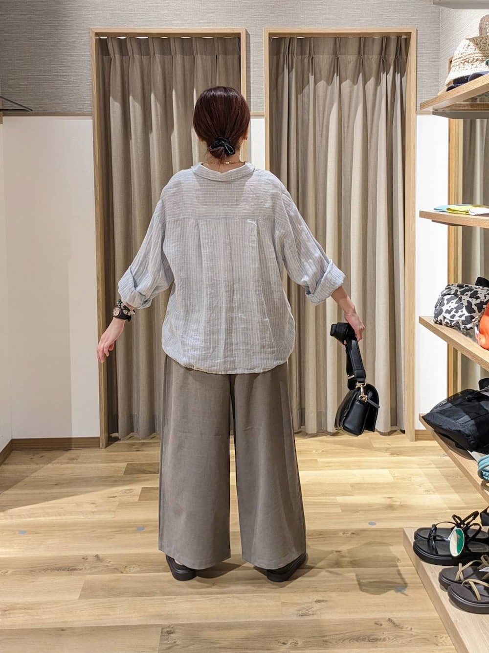 その他のシャツ/ブラウス、ブラック系のショルダーバッグ、ブラウン系のサンダルを着用したレディースの夏コーディネートの2枚目の写真