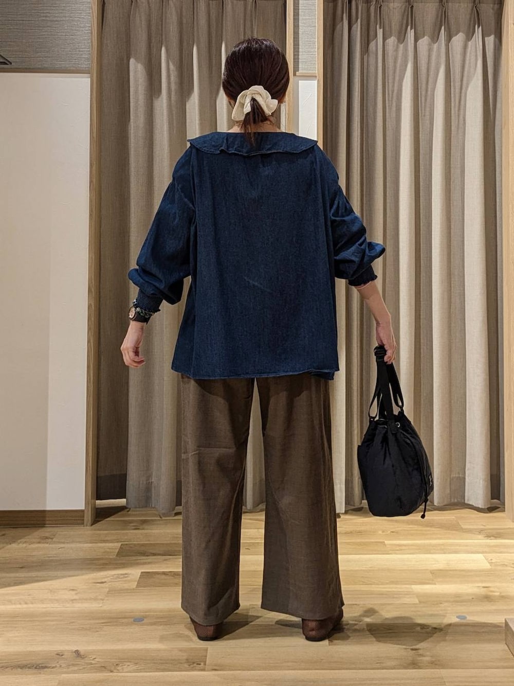 ブルー系のシャツ/ブラウス、その他のTシャツ/カットソー、ブラウン系のその他パンツを着用したレディースの秋コーディネートの3枚目の写真