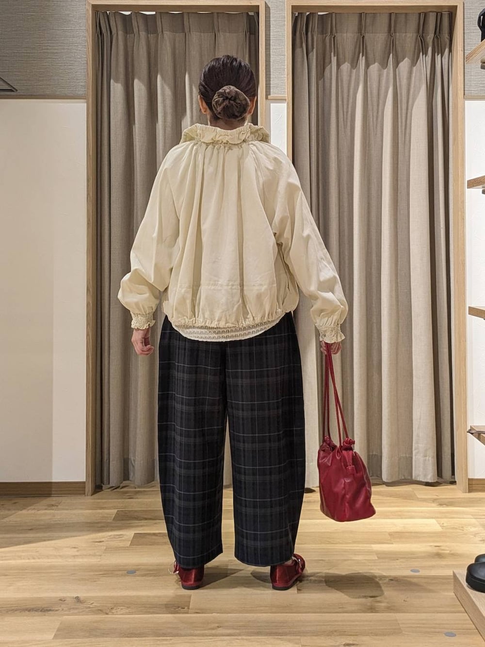 レッド系のその他シューズ、レッド系のショルダーバッグ、ホワイト系のブルゾンを着用したレディースの秋コーディネートの3枚目の写真
