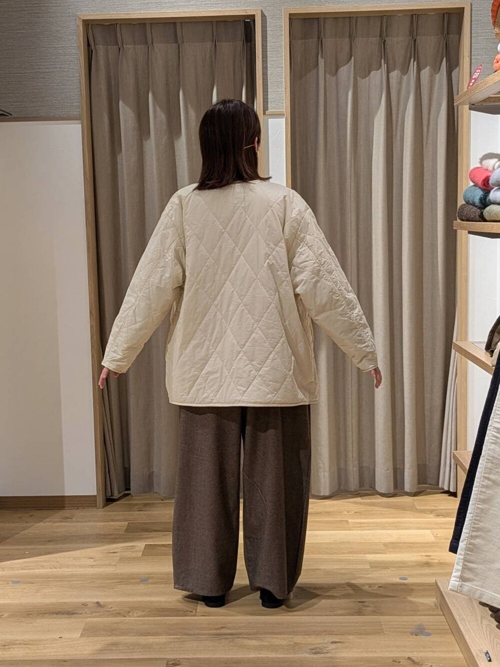 ホワイト系のブルゾン、ホワイト系のTシャツ/カットソー、ブラウン系のその他パンツを着用したレディースの冬コーディネートの2枚目の写真