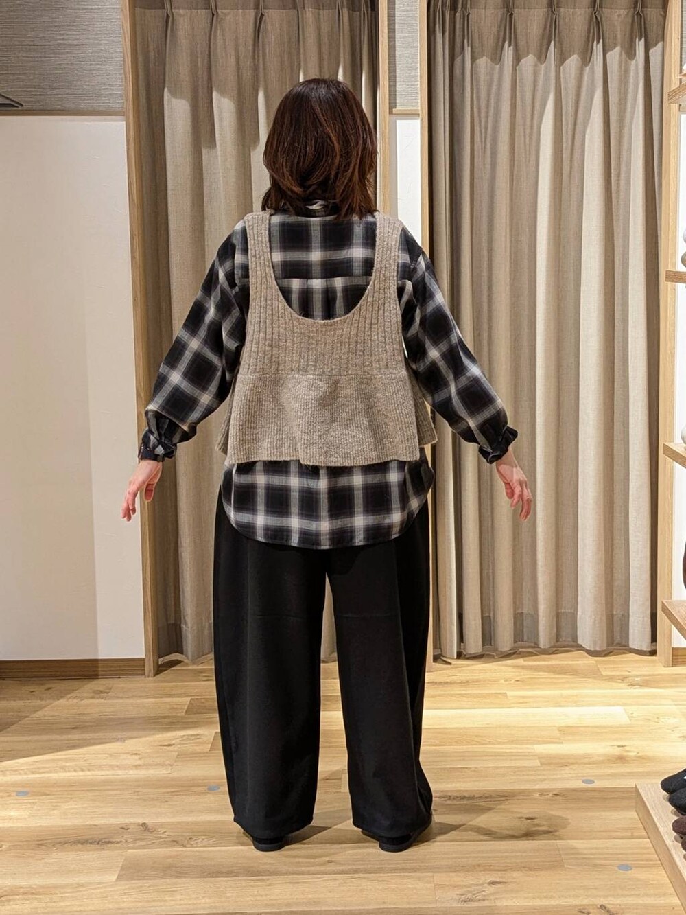 ブラック系のその他パンツ、その他のシャツ/ブラウス、ベージュ系のベストを着用したレディースの冬コーディネートの2枚目の写真