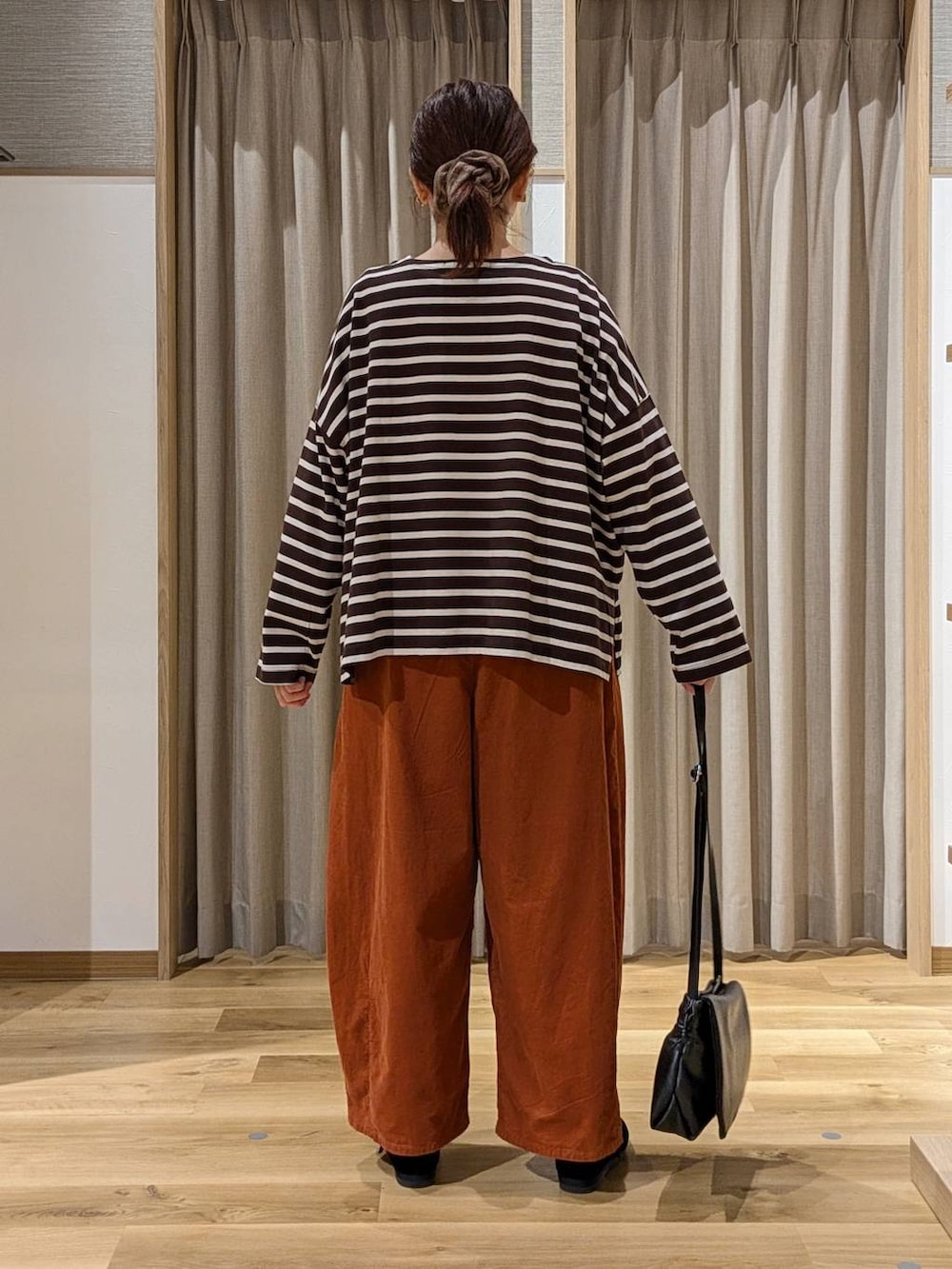 オレンジ系のその他パンツ、ブラック系のその他シューズ、ベージュ系のシャツ/ブラウスを着用したレディースの秋コーディネートの3枚目の写真