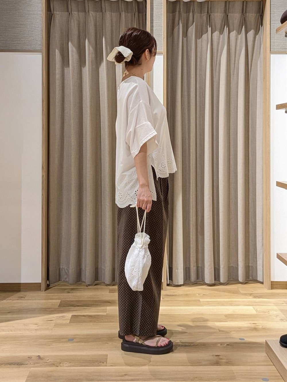 ホワイト系のTシャツ/カットソー、ベージュ系のサンダル、ブラウン系のその他パンツを着用したレディースの夏コーディネートの3枚目の写真
