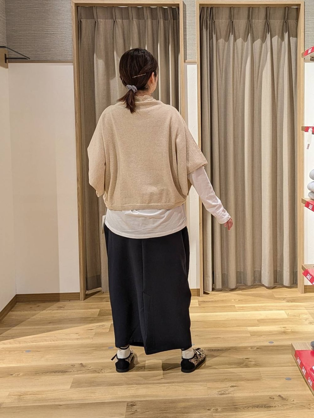 ブラウン系のショルダーバッグ、その他のスニーカー、ブルー系のスカートを着用したレディースの冬コーディネートの2枚目の写真