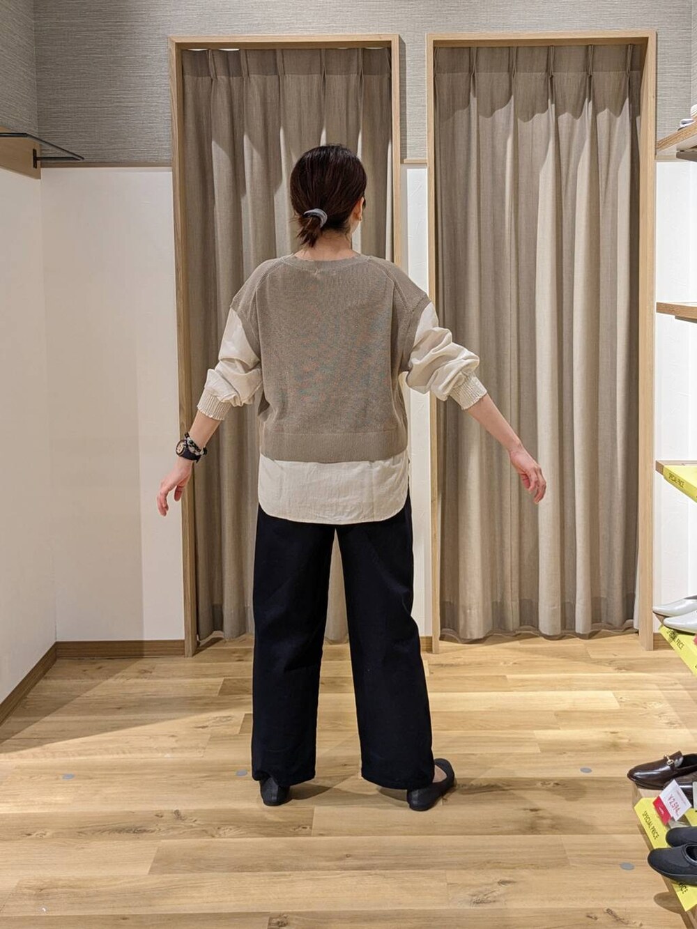 ブルー系のその他パンツ、ブラウン系のトートバッグ、グレー系のパンプスを着用したレディースの春コーディネートの2枚目の写真