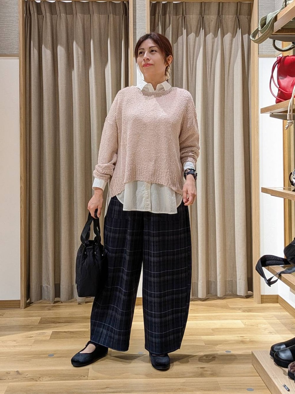 ブラック系のその他シューズ、ピンク系のニット/セーター、ブラック系のその他パンツを着用したレディースの秋コーディネートの4枚目の写真