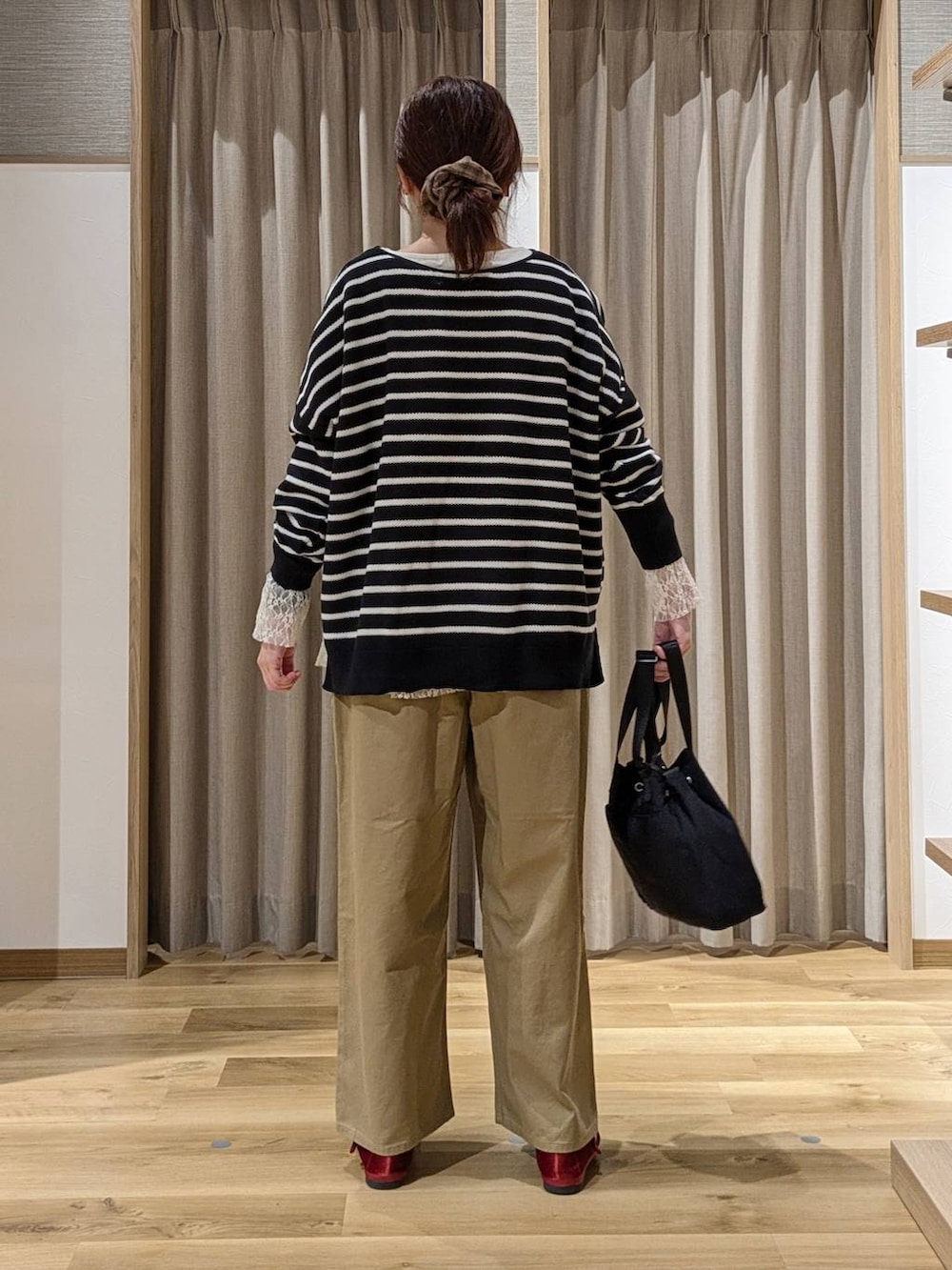 レッド系のその他シューズ、その他のTシャツ/カットソー、ブラック系のニット/セーターを着用したレディースの秋コーディネートの3枚目の写真