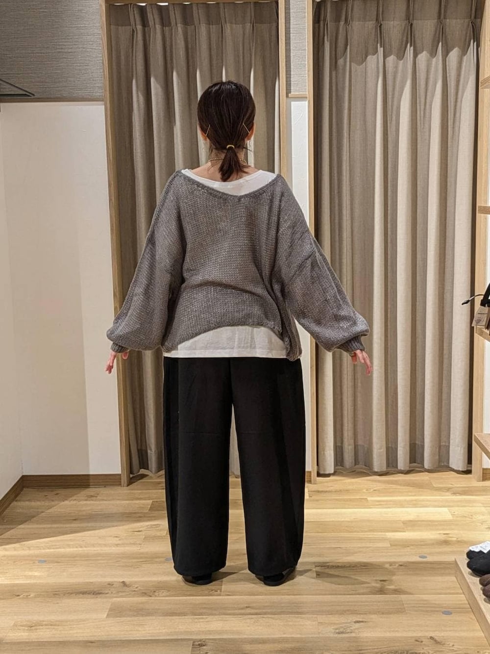 ブラック系のその他パンツ、ブラウン系のショルダーバッグ、ブラック系のスニーカーを着用したレディースの冬コーディネートの3枚目の写真