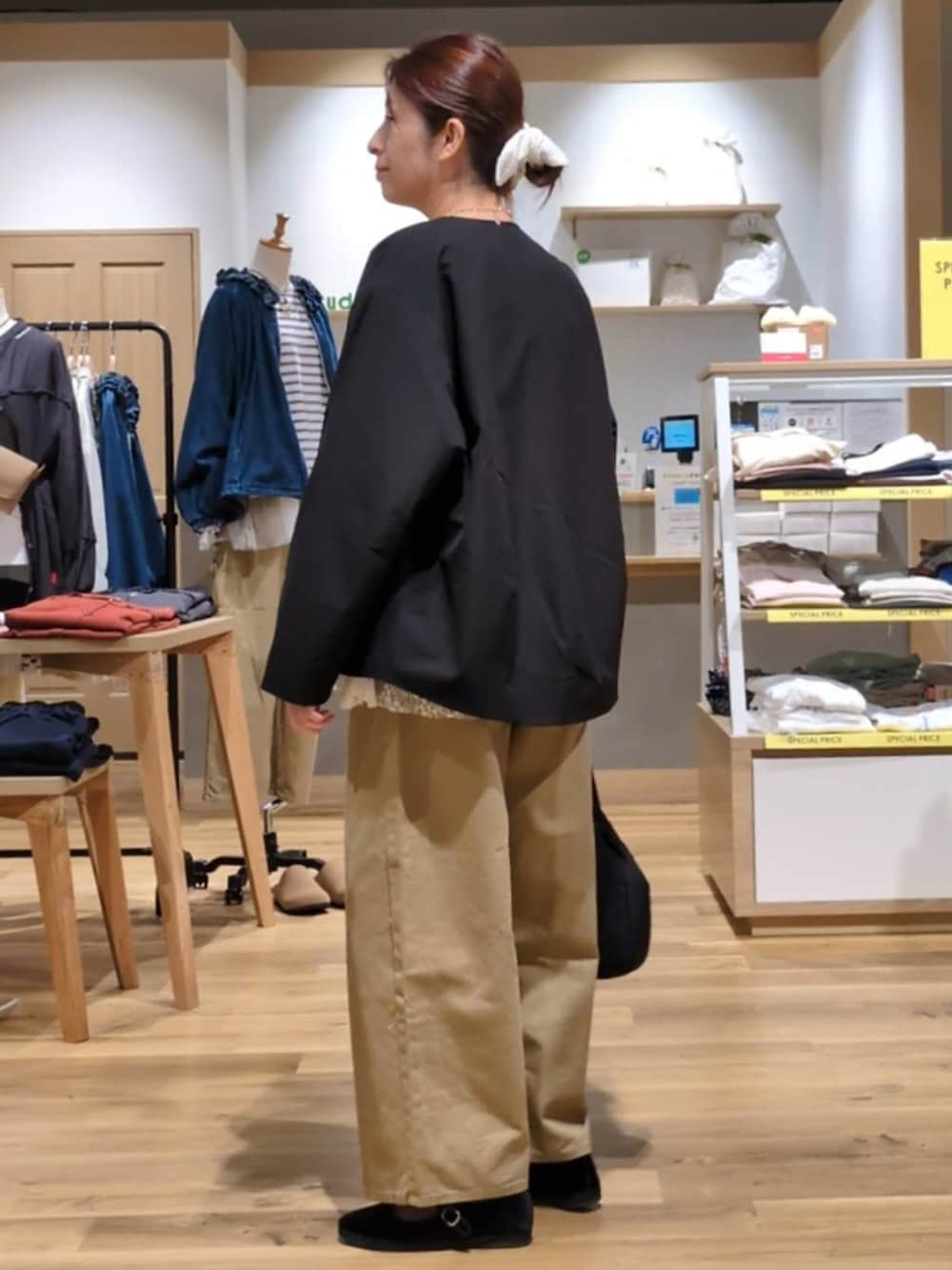 ブラック系のその他シューズ、その他のTシャツ/カットソー、その他のTシャツ/カットソーを着用したレディースの秋コーディネートの2枚目の写真