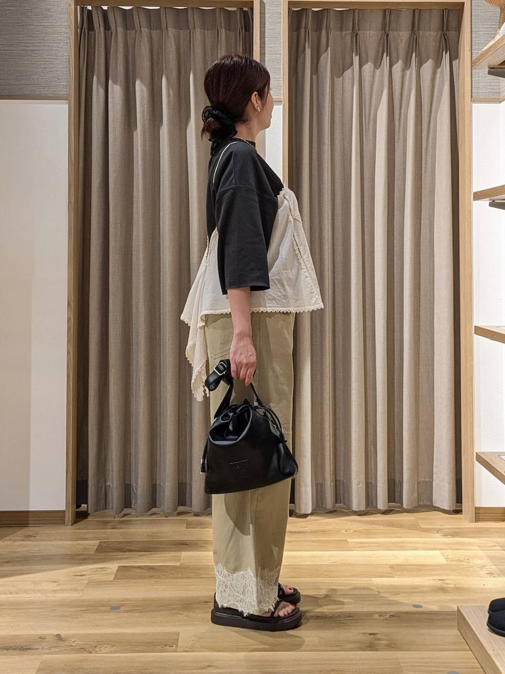 ベージュ系のデニムパンツ、ベージュ系のキャミソール、ブラウン系のサンダルを着用したレディースの夏コーディネートの2枚目の写真