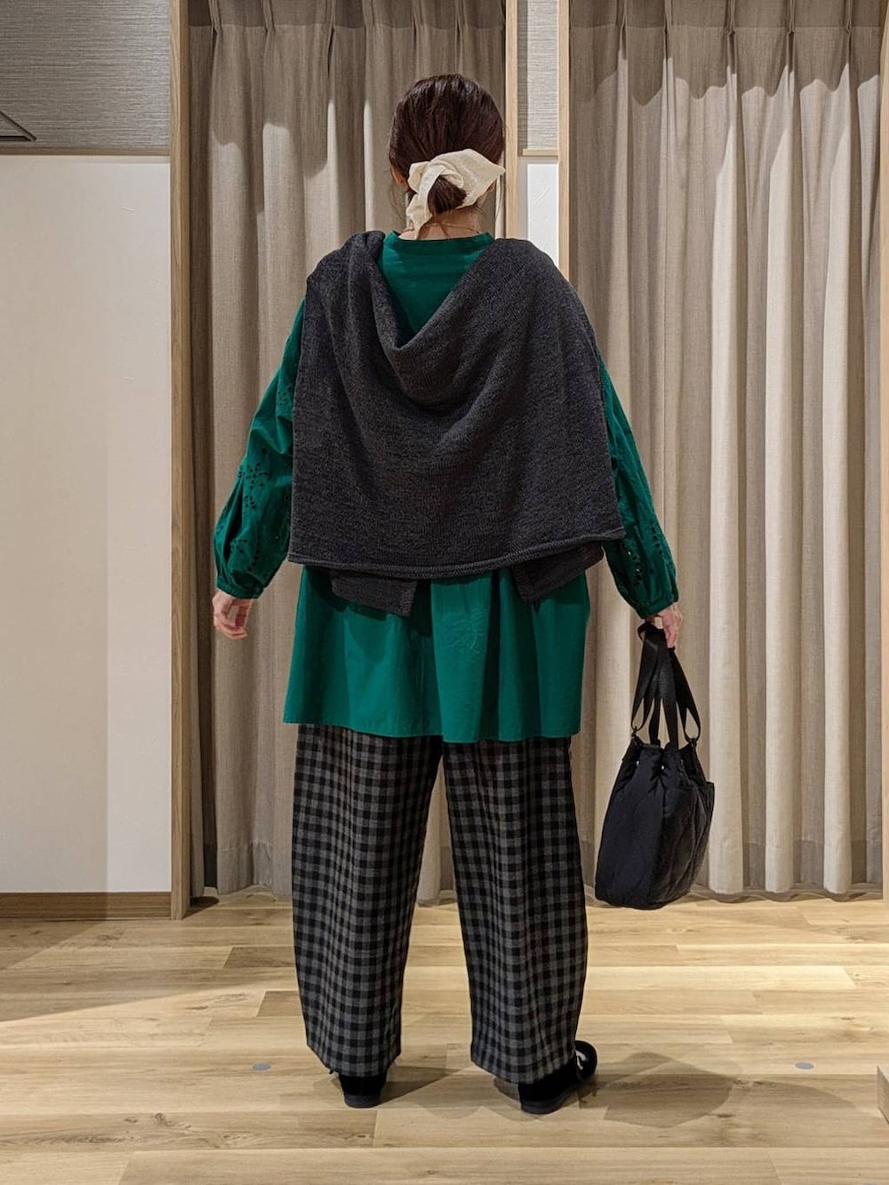 ブラック系のその他シューズ、その他のカーディガン/ボレロ、グレー系のその他パンツを着用したレディースの秋コーディネートの3枚目の写真