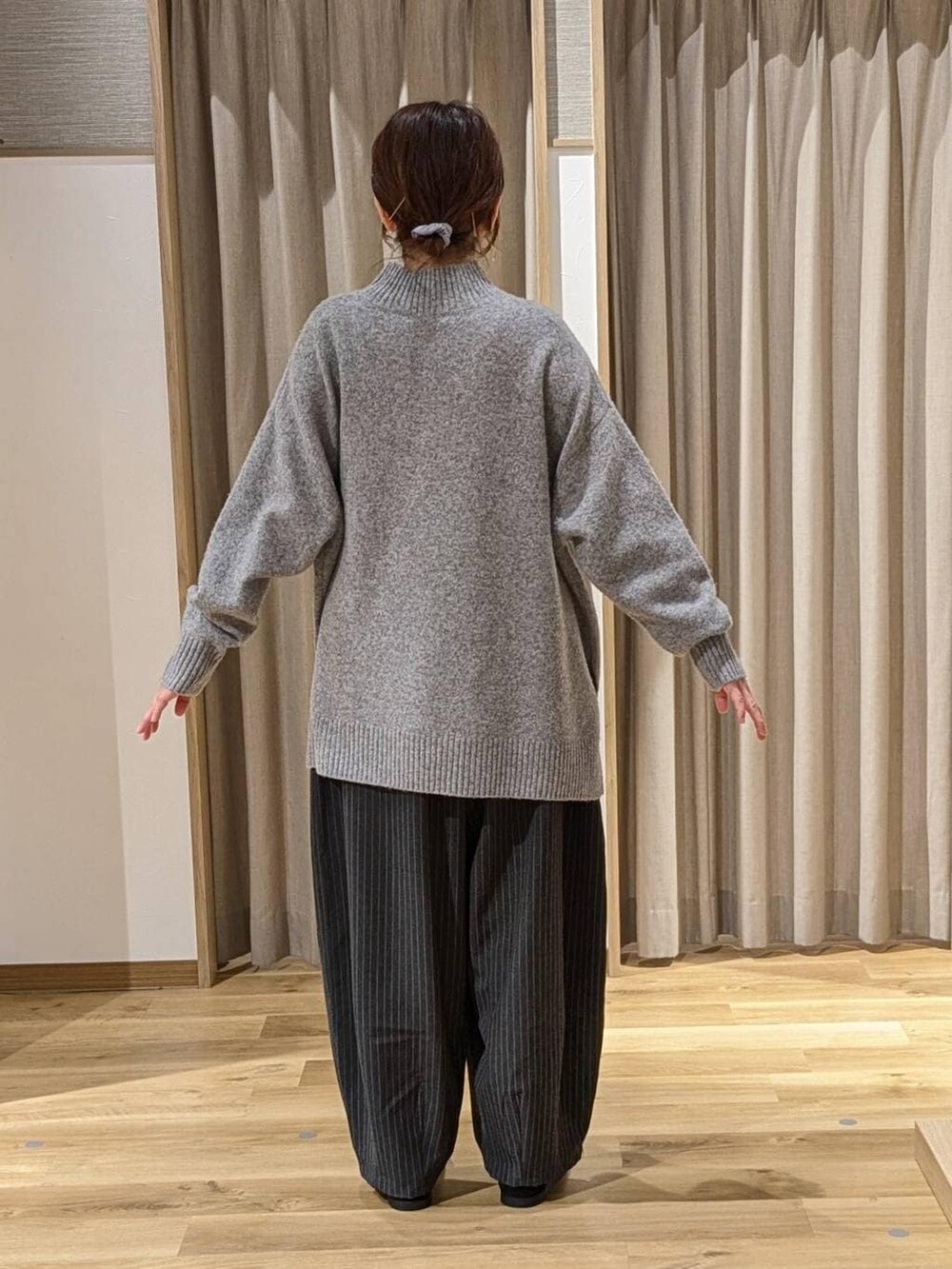 その他のニット/セーター、その他のその他パンツ、ブラック系のスニーカーを着用したレディースの冬コーディネートの3枚目の写真