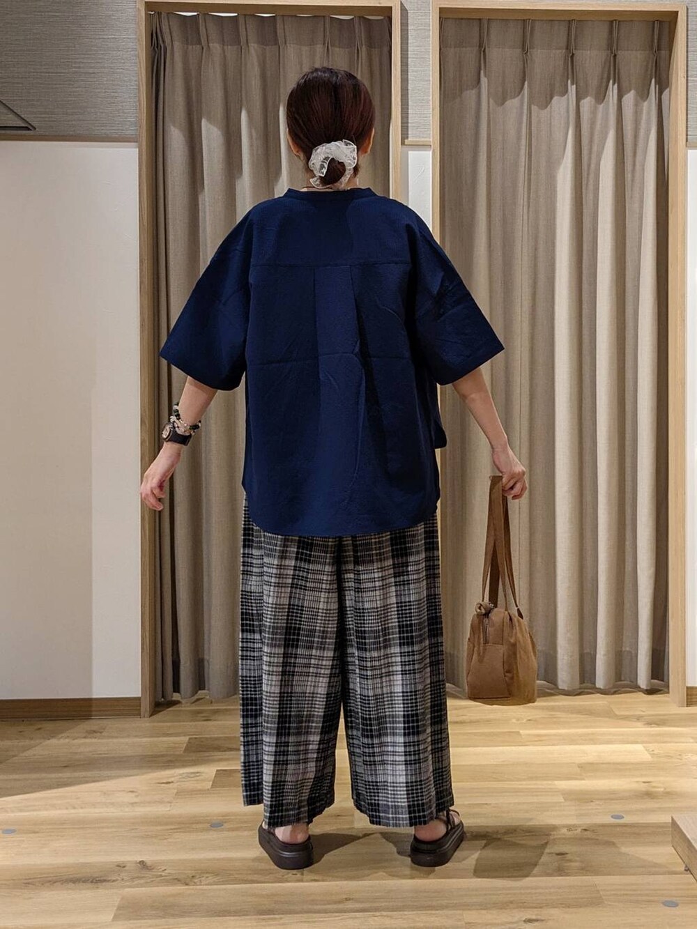 ブラウン系のショルダーバッグ、ブラウン系のサンダル、ホワイト系のその他パンツを着用したレディースの夏コーディネートの3枚目の写真