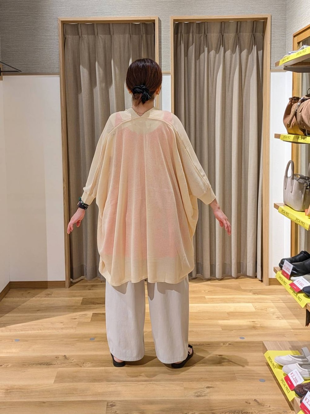 ベージュ系のショルダーバッグ、ブラック系のサンダル、グレー系のその他パンツを着用したレディースの春コーディネートの2枚目の写真
