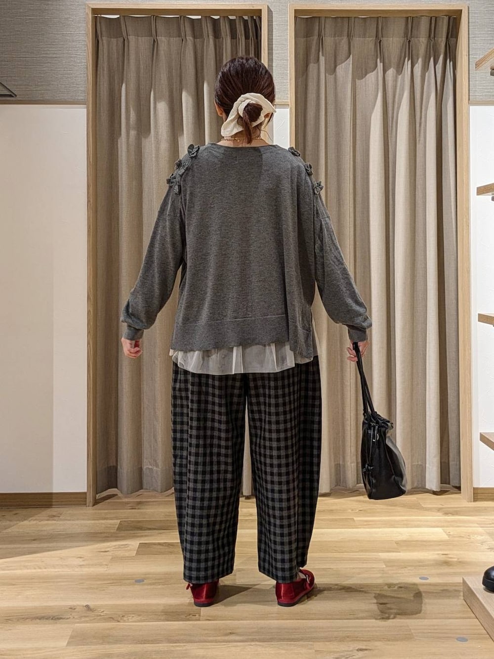 レッド系のその他シューズ、その他のTシャツ/カットソー、ブラック系のショルダーバッグを着用したレディースの秋コーディネートの3枚目の写真
