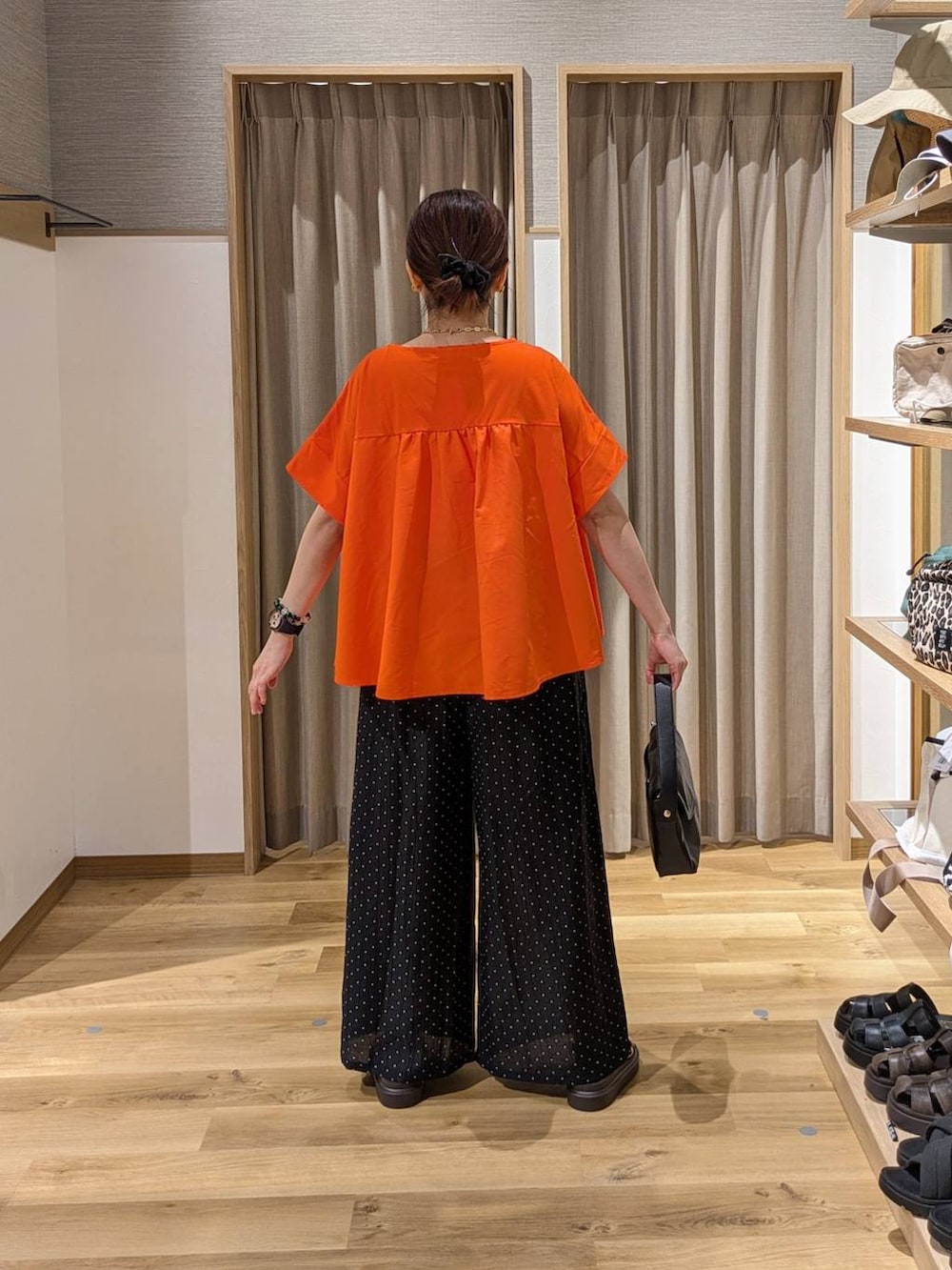 ブラウン系のサンダル、ブラック系のその他パンツ、ブラック系のショルダーバッグを着用したレディースの夏コーディネートの2枚目の写真