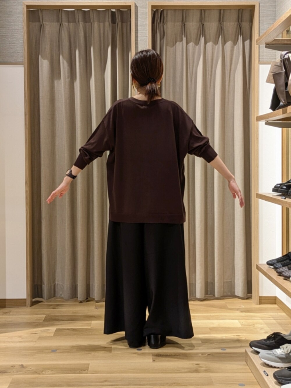 ブラック系のその他パンツ、ブラウン系のカーディガン/ボレロ、ブラック系のパンプスを着用したレディースの秋コーディネートの4枚目の写真