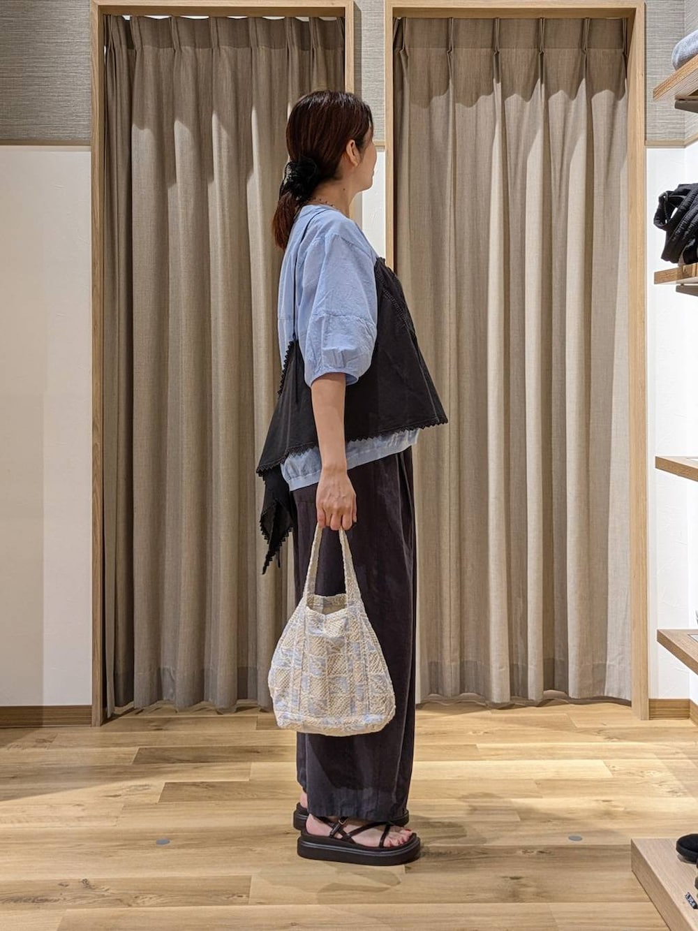 グレー系のキャミソール、ブルー系のシャツ/ブラウス、ブラウン系のサンダルを着用したレディースの夏コーディネートの2枚目の写真