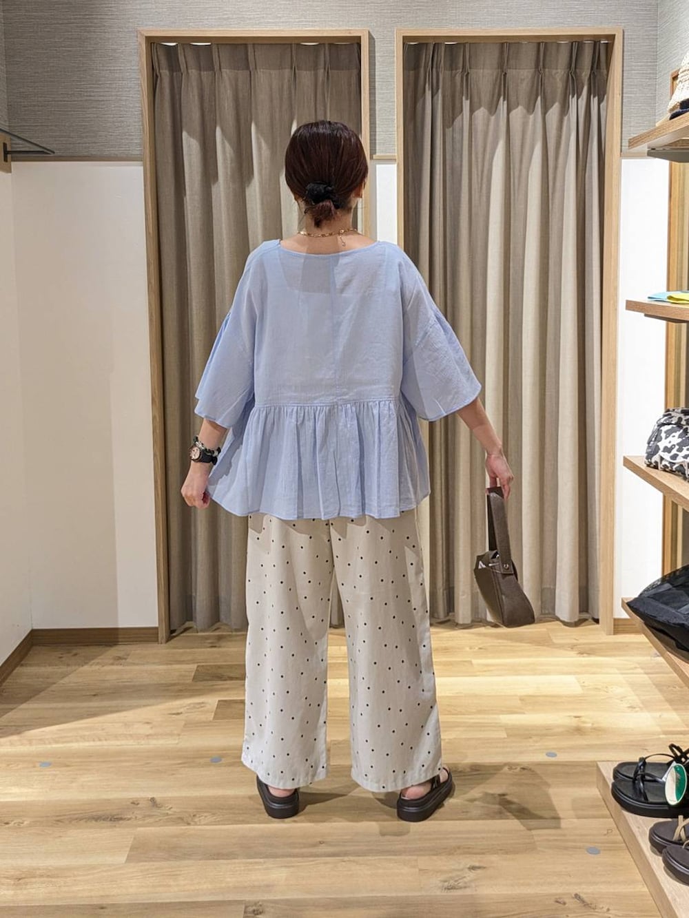 ブラウン系のサンダル、ベージュ系のタンクトップ、その他のその他パンツを着用したレディースの夏コーディネートの2枚目の写真